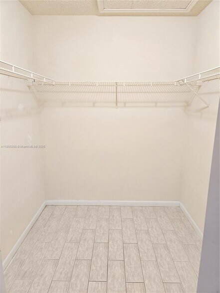 Building Photo - 9431 Sun Pointe Dr