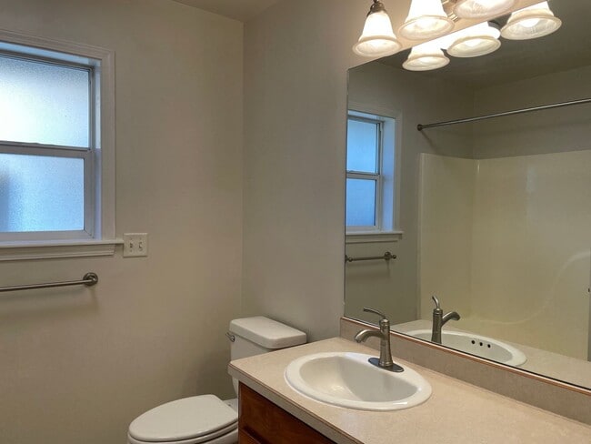 Building Photo - Stunning 3 Bedroom 2 Bath Home- Located in Friendly Central Point-Over 1600 Sq. Ft.