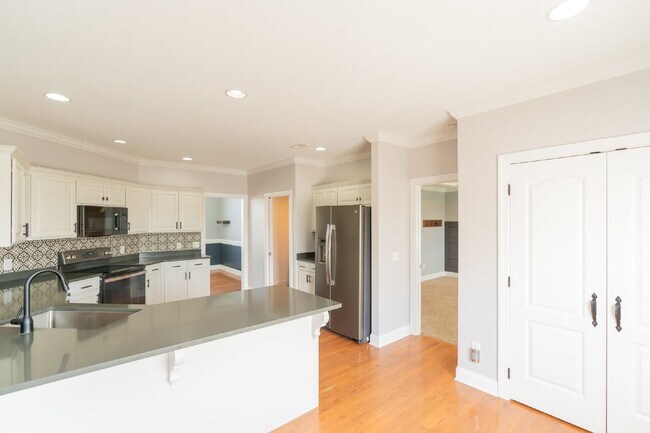 Building Photo - READY NOW!   Harrison Home with Finished Basement & Scenic Views