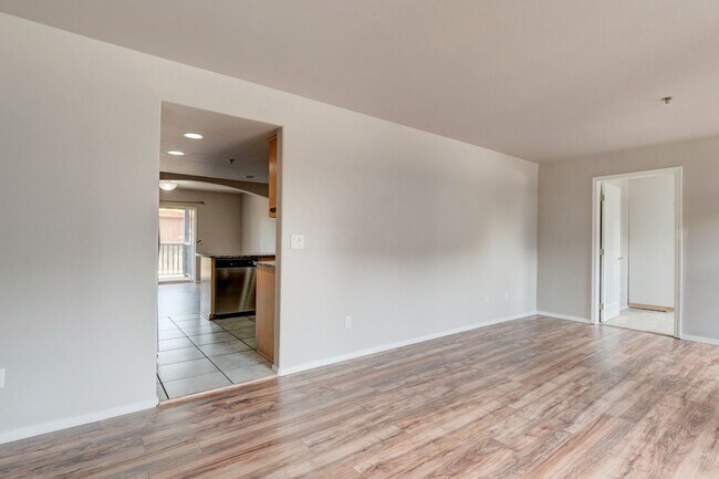 Building Photo - 2 Bed + Den/Office 2 Bath Ground level Condo