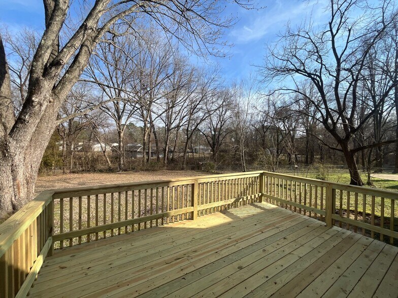 Building Photo - 102 Commanche Trl