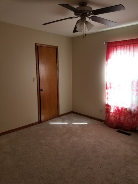 Building Photo - 149 W L St