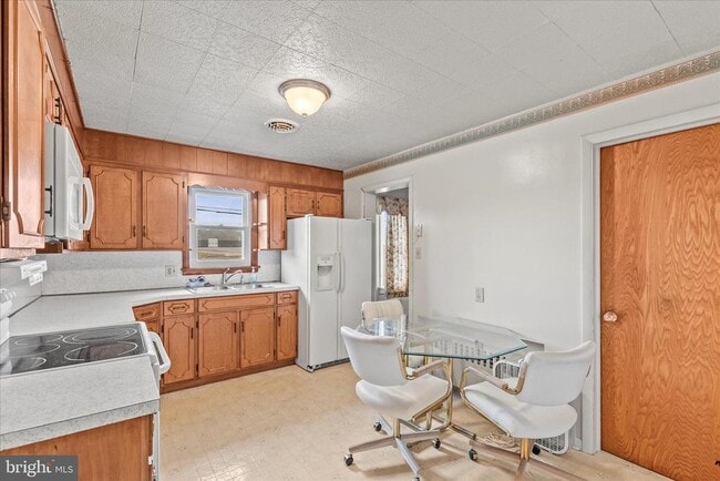 Building Photo - 1055 S Main St