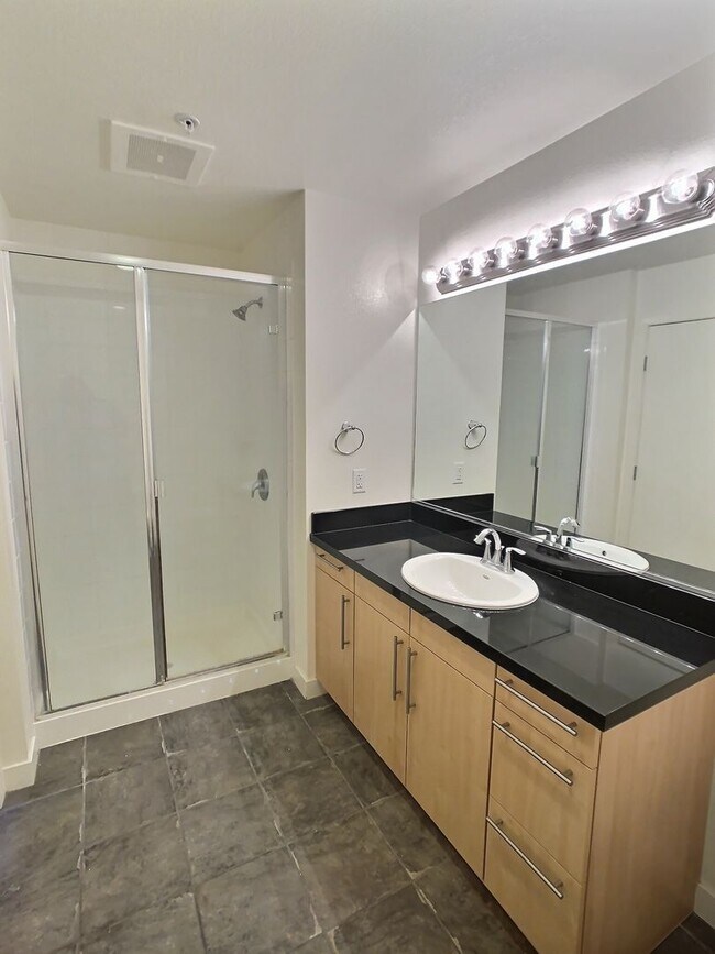 Building Photo - Top-Floor Sunset Facing 2 Bedroom Condo Fo...