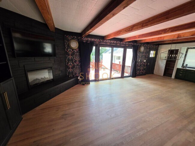 Building Photo - AVAILABLE JANUARY 2027 - BEAUTIFUL AND UNIQUE 4 BR HOME ACROSS CAMPUS