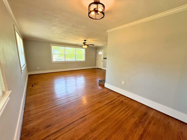 Building Photo - 202 Mayflower St