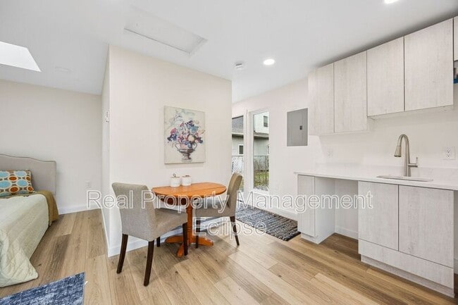 Building Photo - 742 N 90th St