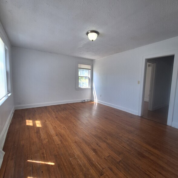 Building Photo - 827 Winston Dr