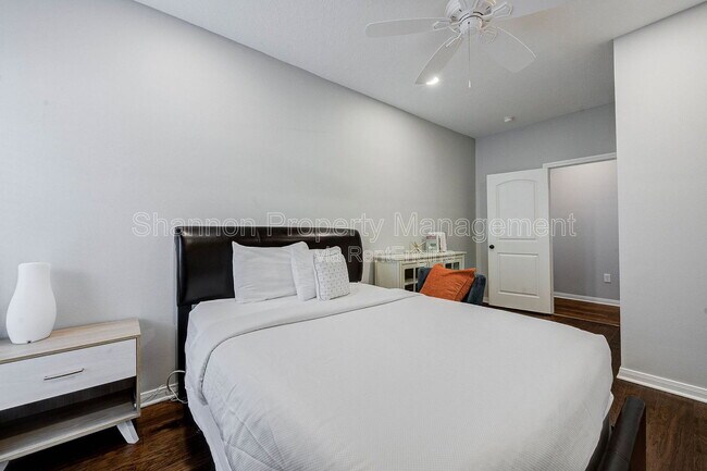 Building Photo - 921 Kern St