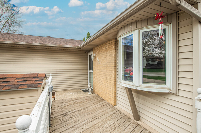 Building Photo - 810 Oakton Ave