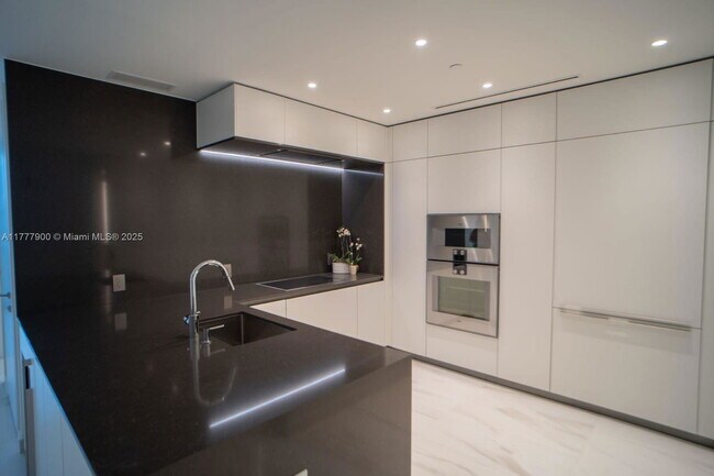 Building Photo - 300 Biscayne Blvd Way