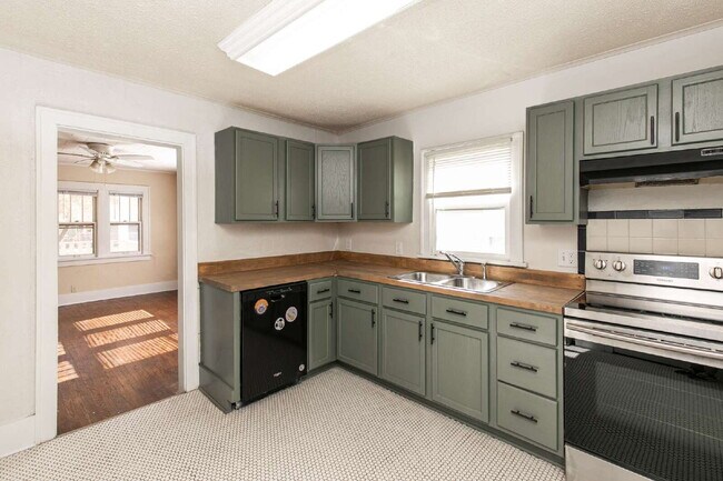 Building Photo - 1020 28th St