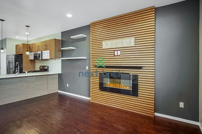 Building Photo - 2 BED & 1.5 BATH TOWNHOME FOR RENT