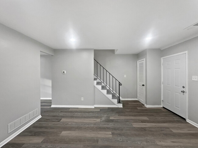 Building Photo - 4344 Roberton Ave