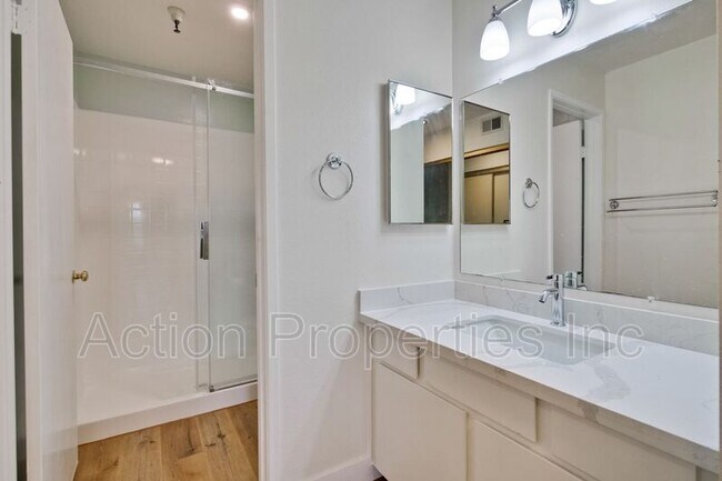 Building Photo - 2211 Latham St