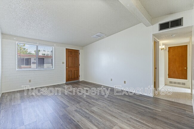 Building Photo - 4246 E Pima St