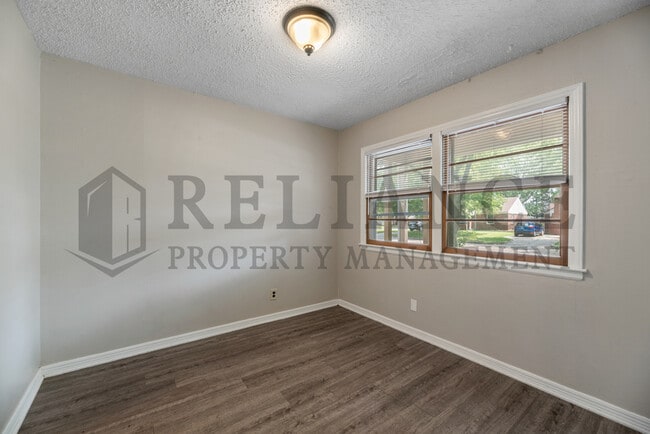Building Photo - 607 S Christine Ave