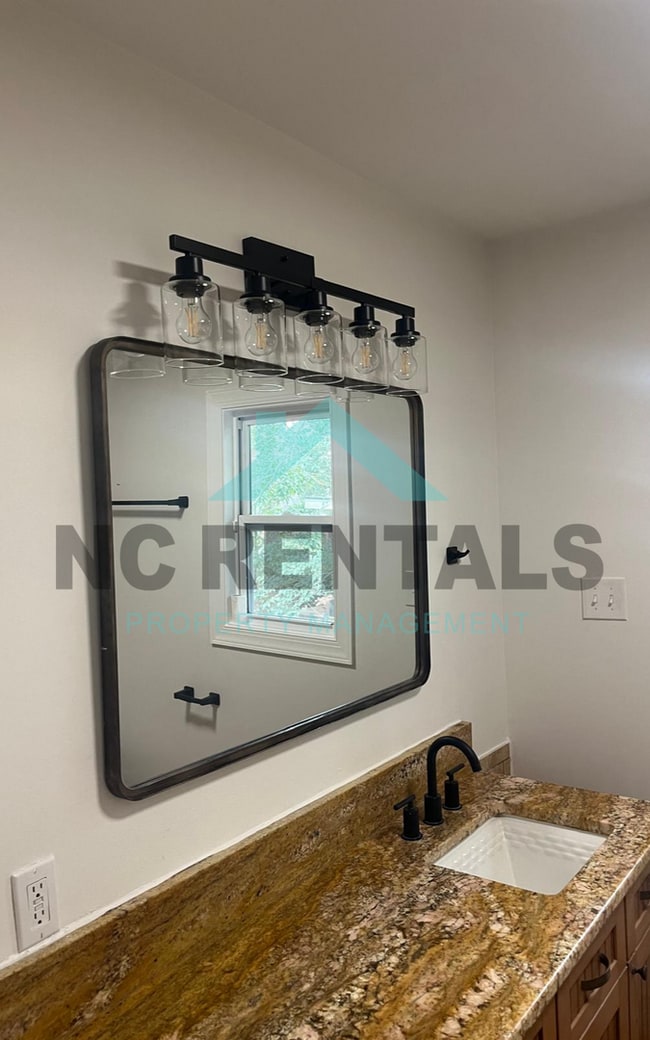 Building Photo - 1212 Red Oak Ave