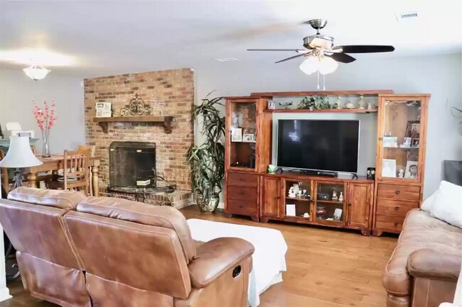 Building Photo - 4904 E Highland Dr