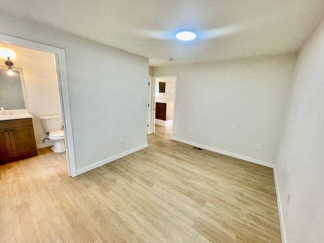 Building Photo - 5-Bedroom, 2 Bathroom Home with In-Unit Wa...