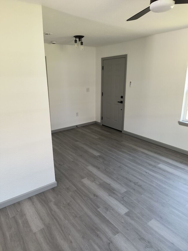 Building Photo - Newly Remodeled 2 Bedroom 1 1/2 Bath Home