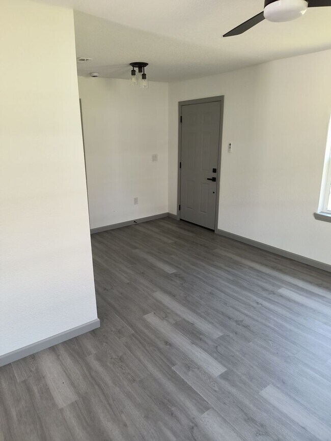 Building Photo - Newly Remodeled 3 Bedroom 1 1/2 Bath Home