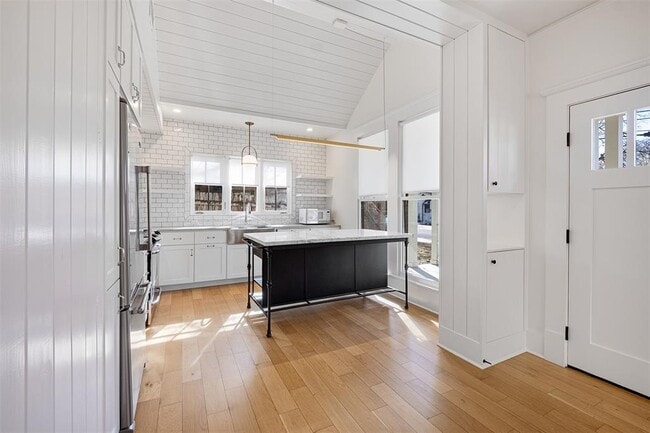 Building Photo - 2606 W 8th St