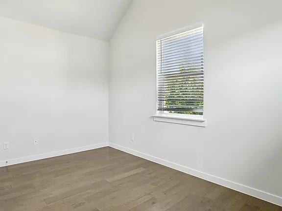 Building Photo - MOVE IN READY