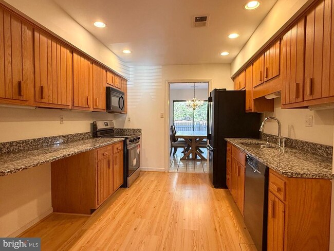 Building Photo - 71 Oak Knoll Dr