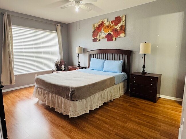 Building Photo - Fully Furnished 4 Bedroom 3 Bath Townhome ...