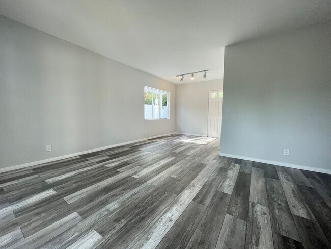 Building Photo - COMING SOON! 1 Bedroom 1 Bathroom Apartmen...