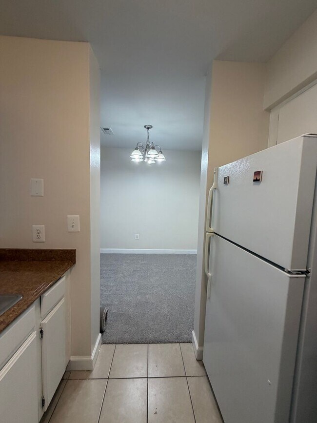 Building Photo - 3 LEVEL TOWNHOUSE WITH 3BEDROOMS AND 2 FULL BATHS