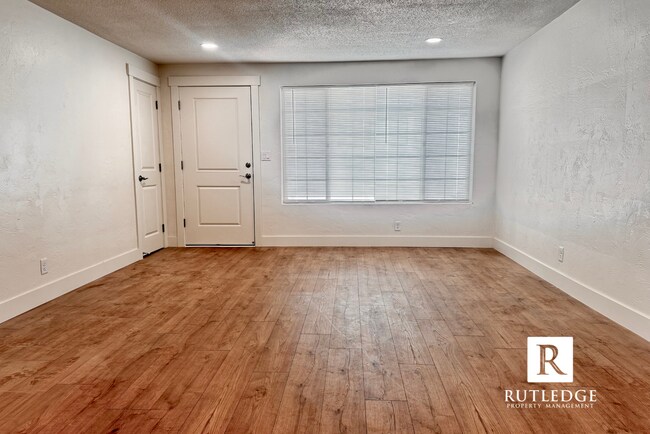 Building Photo - Newly Remodeled 2 Bed / 1 Bath Home Near Providence Hospital