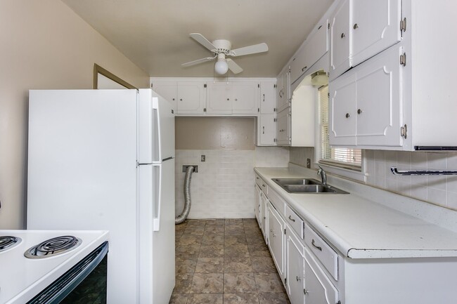 Building Photo - 3 bedroom 1 bath home in Derby