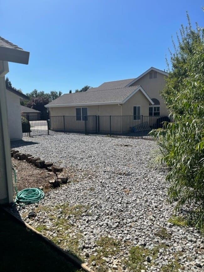 Building Photo - Home on Palo Cedro Golf Course!