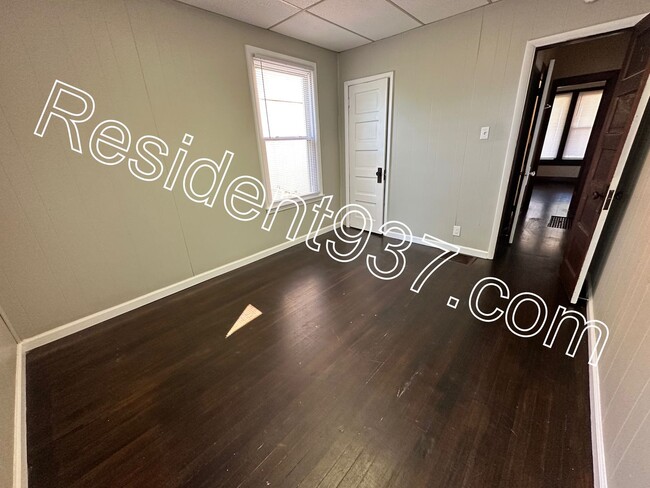 Building Photo - Spacious 4 bedroom 2 Bath home