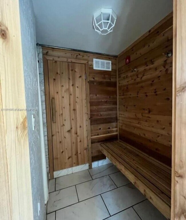 Building Photo - 1425 Arthur St