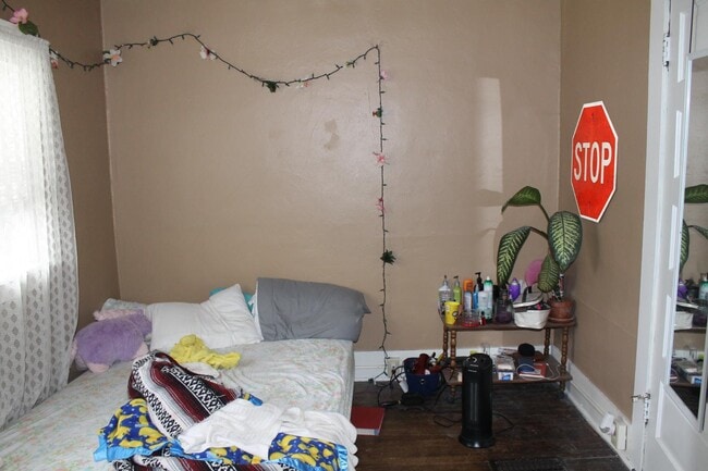 Building Photo - 415 E Clark St