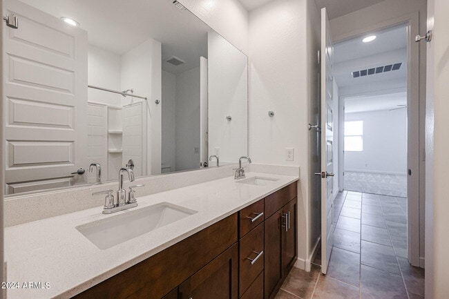 Building Photo - 2071 W Bramble Berry Ln