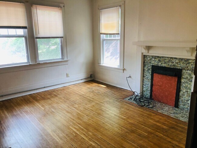 Building Photo - Large House w/ off-street parking & 3 BATHROOMS!