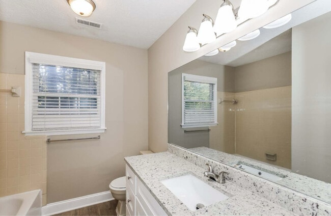 Building Photo - 2444 Quentin Dr