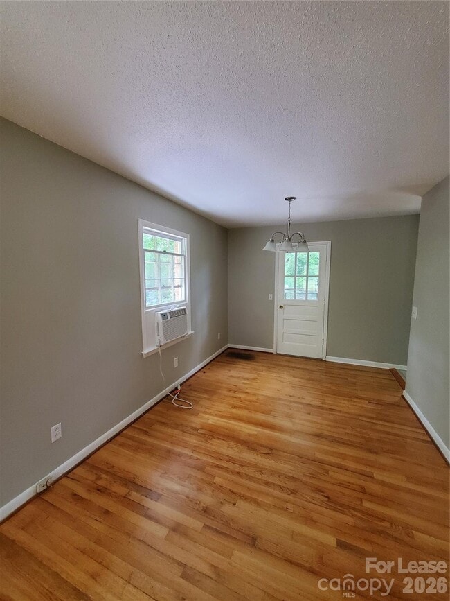 Building Photo - 1122 Rolling Ln