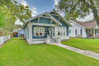 Building Photo - 221 11th Ave N