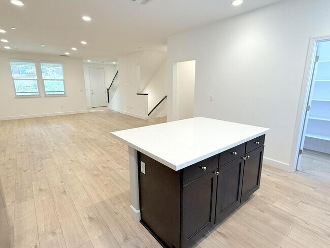 Building Photo - NEW PRICE ! Modern & Luxurious Ryan Terrac...