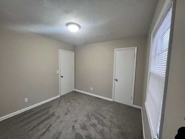 Building Photo - Completely updated 2 Bed/1 bath Home