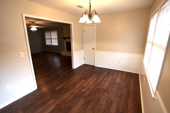 Building Photo - Newly remodeled 3bed/2bath house available...