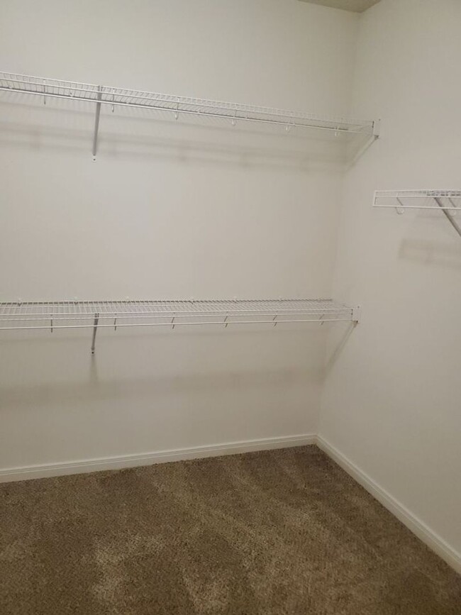 Building Photo - 4 bedrooms/2.5 bath over 2,000 square feet