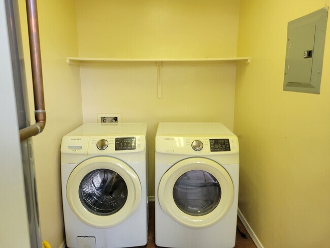 Building Photo - 3331 E Bermuda St