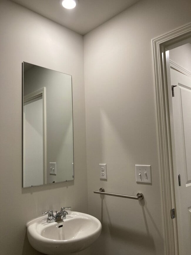 Building Photo - ** Apply TODAY ** Possibly Have Keys in Hand TOMORROW **