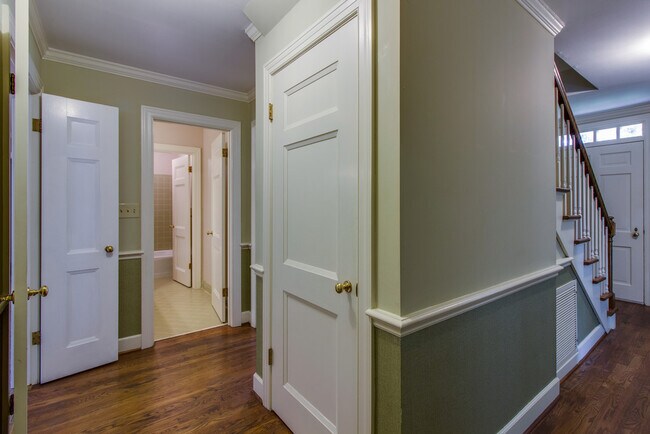 Building Photo - Huge Yard and Privacy, Right on Hillsboro Road at Fieldstone Farms!